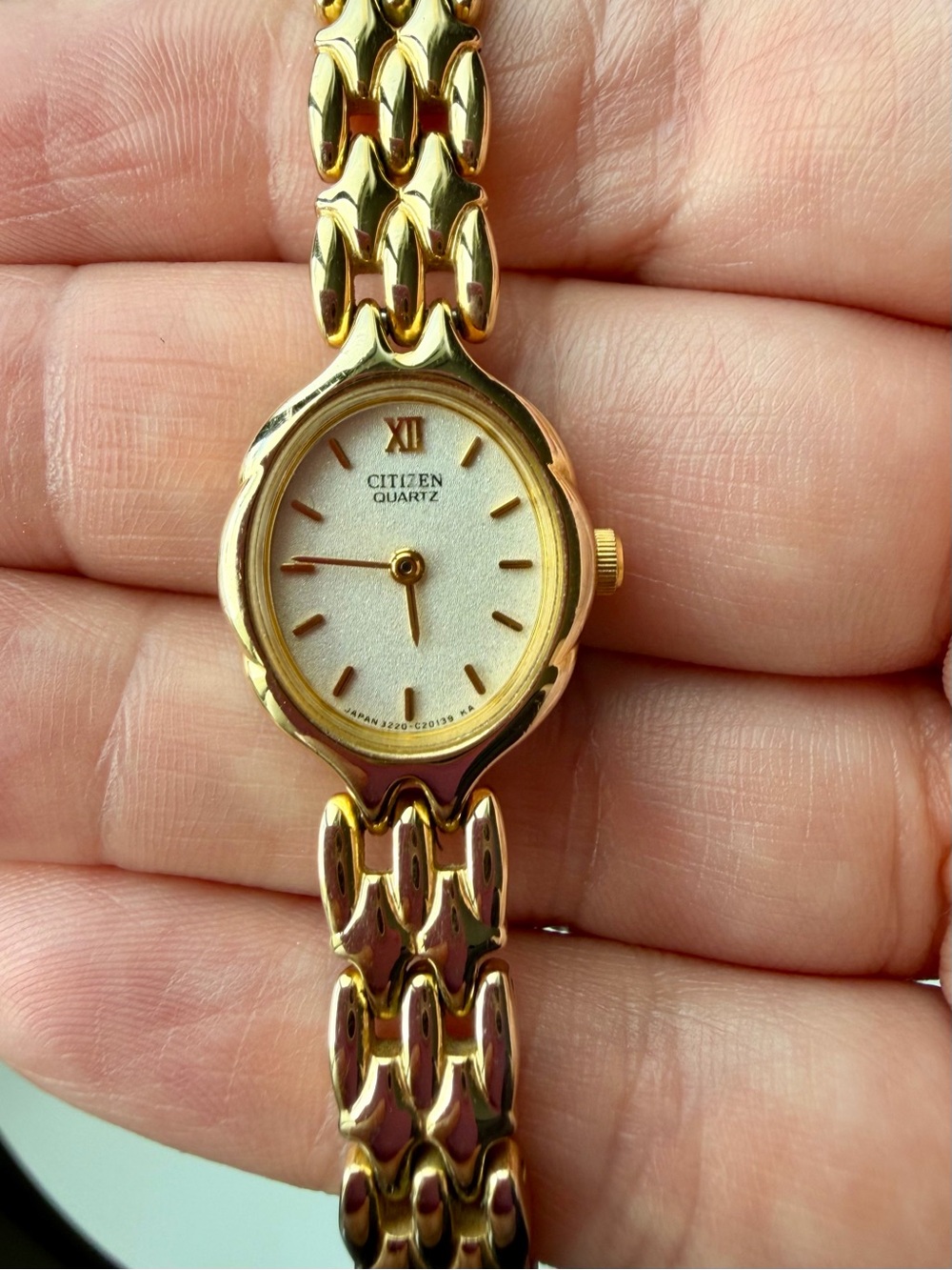 Citizen Watch Women 17mm Case Size Gold Tone Oval / Working/ New Battery